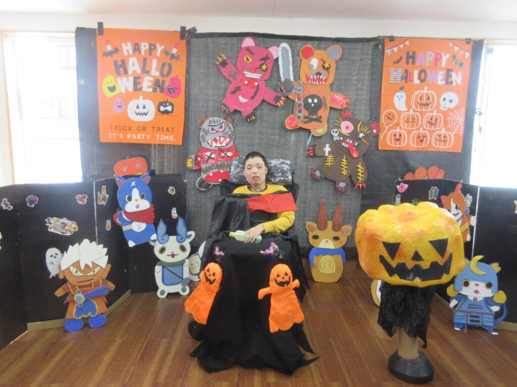 みすぎ　ハロウィンの飾りの前で記念写真