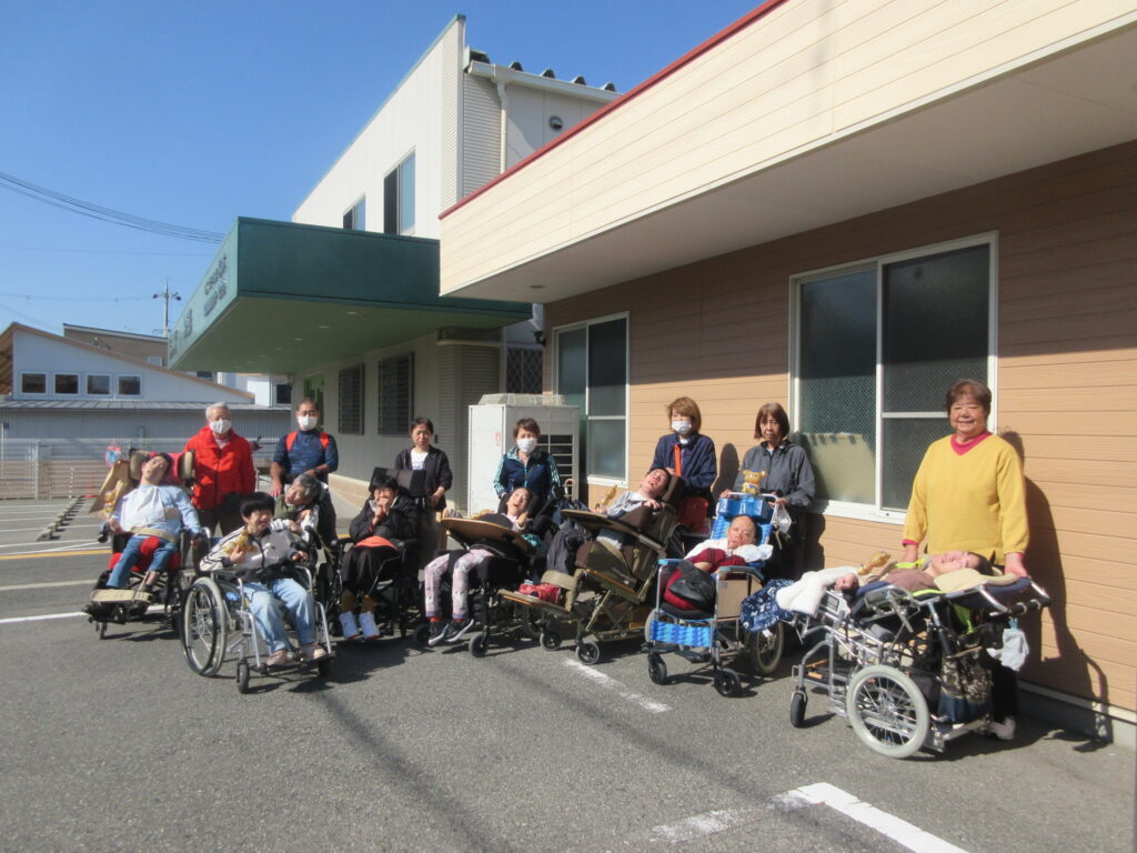 みすぎの利用者様と施設前で記念写真